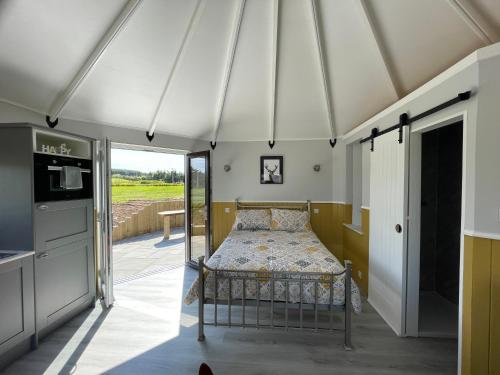 Postel nebo postele na pokoji v ubytování AC/DC Glamping