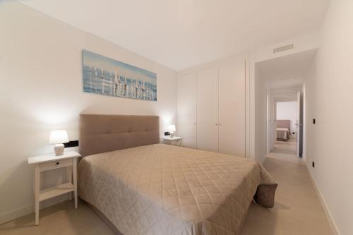 um quarto com uma cama grande e duas mesas de cabeceira em Apartamento Nuevo Alexia 1 4 1 en Calpe em Calpe