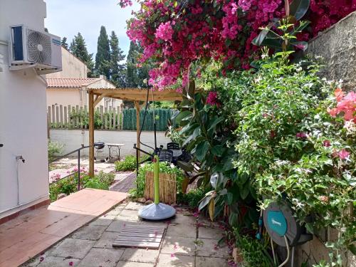 SantʼAndreaにあるDomu Dadaのピンクの花とパーゴラのある庭園