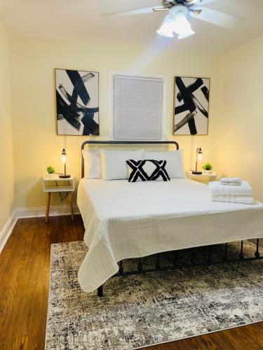 Ένα ή περισσότερα κρεβάτια σε δωμάτιο στο Newly renovated charming home with parking