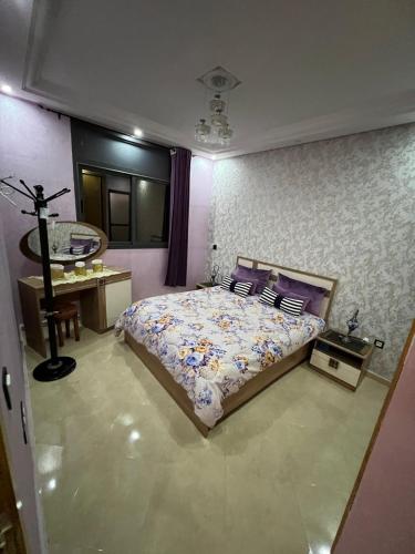 - une chambre avec un grand lit et un miroir dans l'établissement Tajhiz alliance darna, à Kenitra