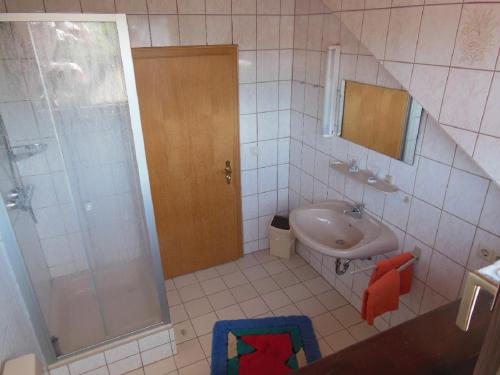 ein Bad mit einem Waschbecken und einer Dusche in der Unterkunft Pension Haus Anne in Bodenmais