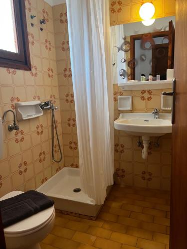 Ванна кімната в Sifnos Valley