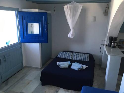 Cette chambre comprend un lit avec 2 oreillers. dans l'établissement Studio Naxos Orkos plage, à Naxos Chora