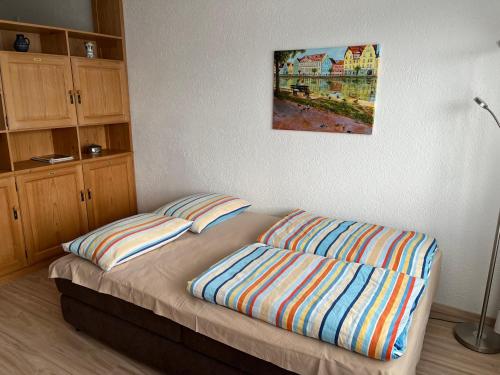 ein Bett mit zwei Kissen auf einem Zimmer in der Unterkunft Apartment Heidi in Bad Goisern
