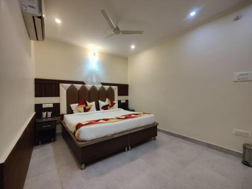 a bedroom with a large bed in a room at Hotel Mandi Heights - Bar, Fine Dining & Banquet Hall in Mandi