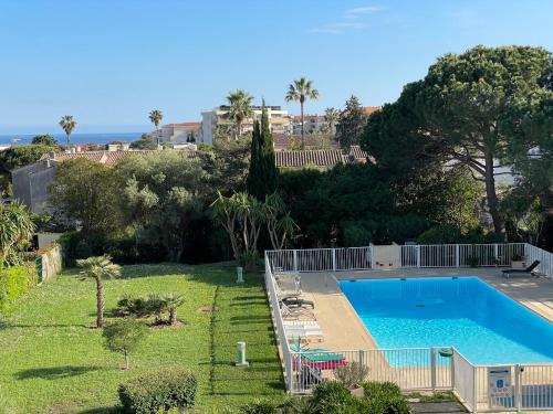 - une grande piscine dans une cour arborée dans l'établissement Grand Studio proche mer avec piscine., à Antibes