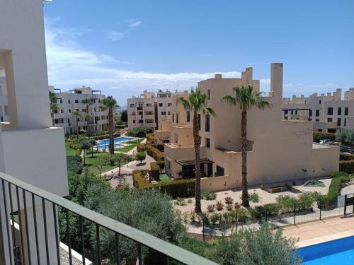 einen Blick vom Balkon eines Apartments mit Palmen in der Unterkunft Apartamento Holydais Monica in Murcia