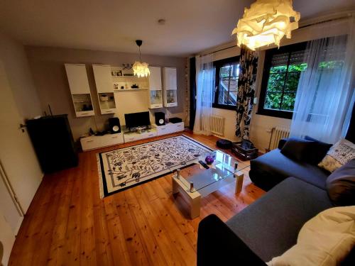 ein Wohnzimmer mit einem Sofa und einem Tisch in der Unterkunft Ferienwohnung Theresa in Bad Schonborn