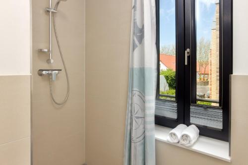 a bathroom with a shower and a window at Jakobskoje in Heiligenhafen