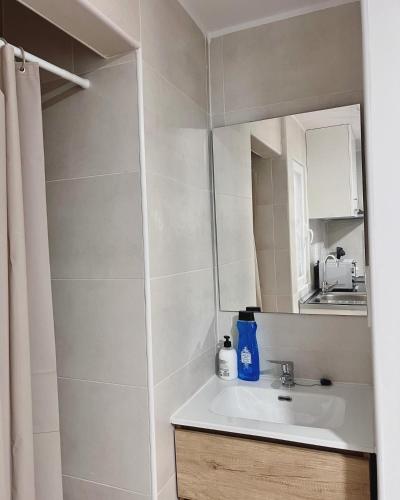 a bathroom with a sink and a mirror at Hostel Sacromonte in Madrid