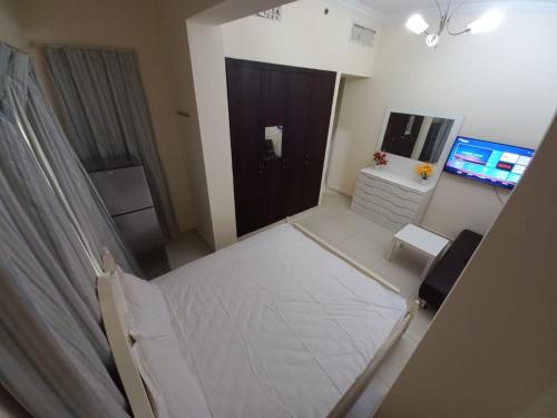 vista su una camera da letto con letto e specchio di Low-Priced Budget Rooms for rent near Dubai DAFZA a Dubai
