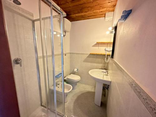 y baño con ducha, aseo y lavamanos. en Villa Ilangi en Lastra a Signa