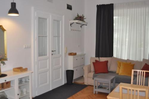un soggiorno con divano e finestra di Jane's Place a Lubiana
