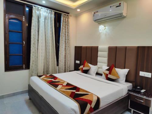 מיטה או מיטות בחדר ב-Hotel Mandi Heights - A unit of Neelkanth Hospitality