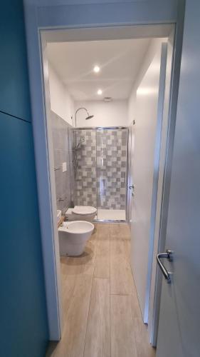 Alba di luna في سانتا تيريزا دي ريفا: حمام مع مرحاض ومغسلة ودش