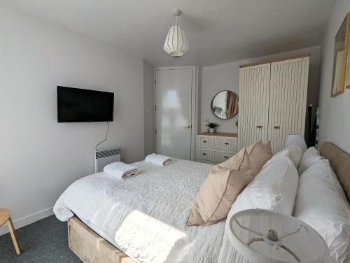 a bedroom with a large bed and a tv at City Centre Morden 1-bedroom Apt Near Dock in Liverpool