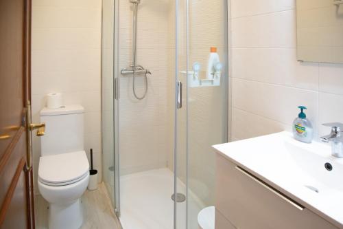 Cozy Twin Room with Private Bathroom - Full Kitchen