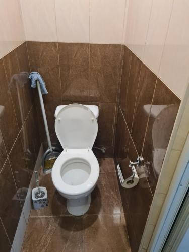 y baño con aseo blanco en una cabina. en Viktoriahotel, en Tiflis