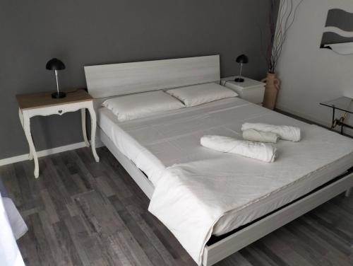 een slaapkamer met een bed met 2 kussens erop bij Villa Harriet in Sovere