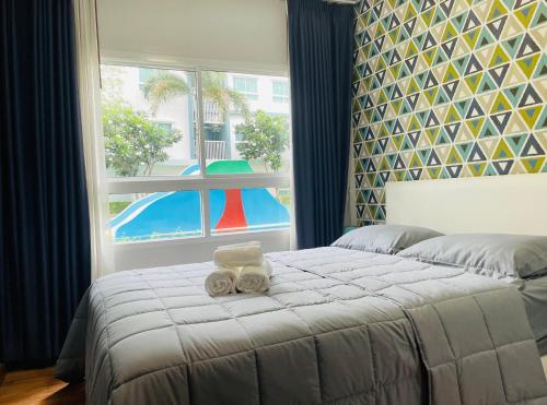 um quarto com uma cama com dois bichos de peluche em The Trust Condo by the Sea em Hua Hin