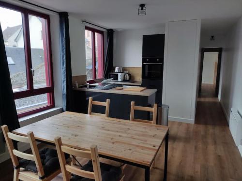 - une cuisine avec une table et des chaises en bois dans la chambre dans l'établissement Le cœur Valericain 3, à Saint-Valery-sur-Somme