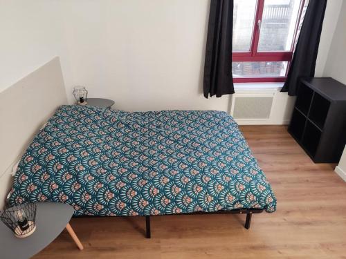 - un canapé avec une couverture dans l'établissement Le cœur Valericain 3, à Saint-Valery-sur-Somme