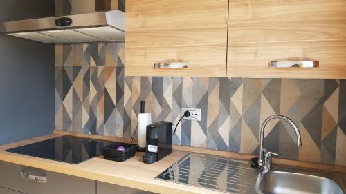 Una encimera de cocina con un fregadero y un fregadero. en Casalmare Via Asse, en Ventimiglia