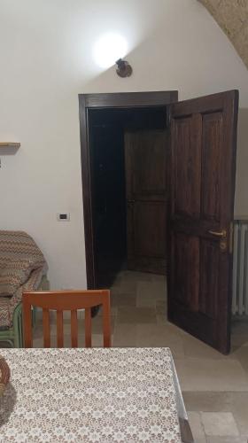 a room with a table and a door to a bedroom at dimora arcobaleno in Gioia del Colle