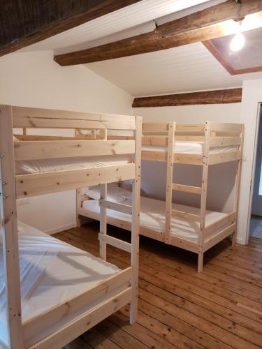 deux lits superposés dans une chambre avec parquet dans l'établissement La Ferme du domaine de La Mazure, à La Chapelle-Basse-Mer