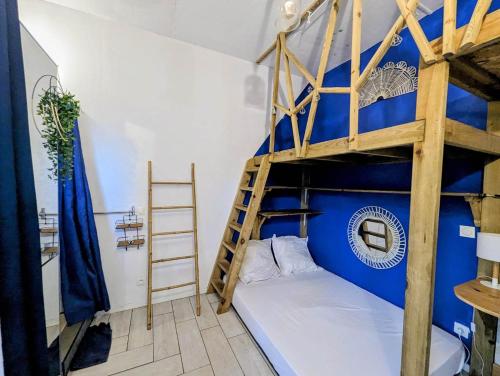 sypialnia z 2 łóżkami piętrowymi i niebieskimi ścianami w obiekcie Au geko bleu w mieście Saint-Pierre