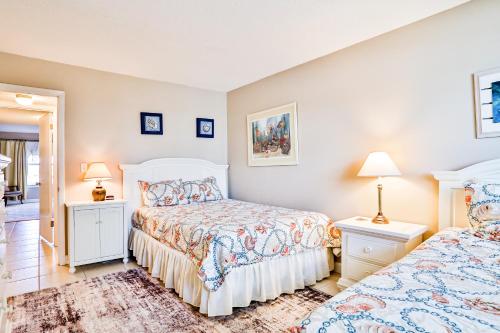 een slaapkamer met 2 bedden en 2 lampen bij Crescent Sandpiper 103 Steps From The Beach in St. Augustine