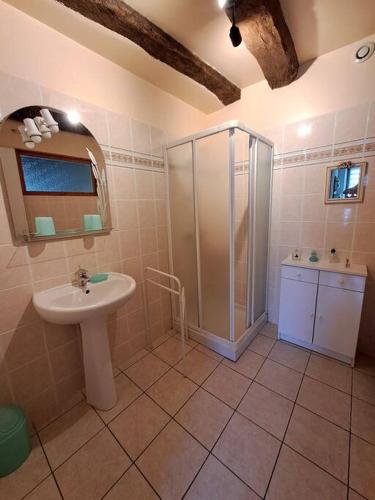 une salle de bain avec douche et lavabo dans l'établissement Maison COUNORD - Gite pour 8 personnes, à Latouille-Lentillac