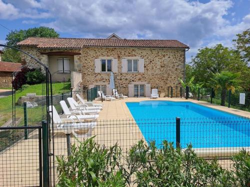 Latouille-LentillacにあるMaison COUNORD - Gite pour 8 personnesのヴィラ(家の前にスイミングプール付)