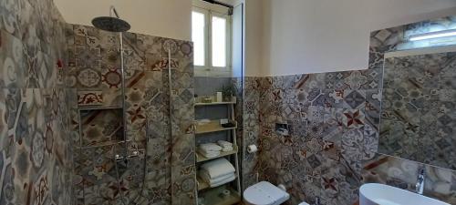 La salle de bains est pourvue d'une douche et de toilettes. dans l'établissement B&B Acanto Lecce, à Lecce