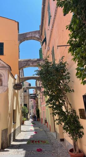 an alley with a bridge over a street at Bistrot del mare in Santo Stefano al Mare