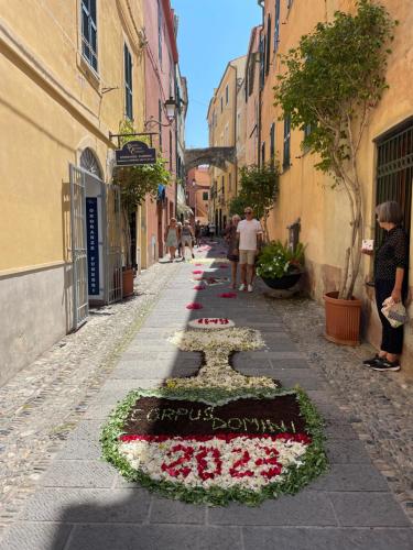 a street with a flower arrangement on the sidewalk at Bistrot del mare in Santo Stefano al Mare