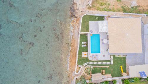 Bazén v ubytování Ducato di Zante Luxury Beach Villa, by ZanteWize nebo v jeho okolí
