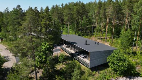 een uitzicht over een huis in het bos bij Kartanonrinteen Amanda in Teijo