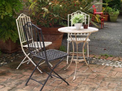 two chairs and a table and a table and chairs at Francypi Home in Jesolo