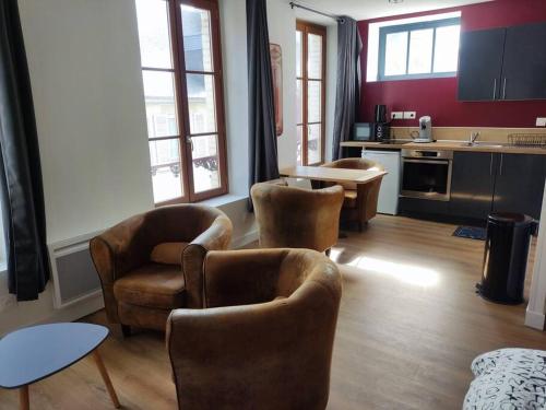 Il comprend un salon avec deux chaises et une cuisine. dans l'établissement Le cœur Valericain 2, à Saint-Valery-sur-Somme