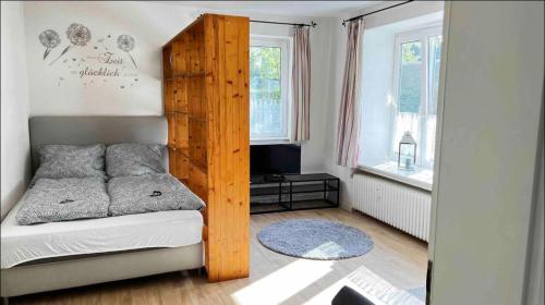 um pequeno quarto com uma cama com uma estrutura em madeira em 1-Zimmer Apartment im Zentrum em Wilhelmshaven