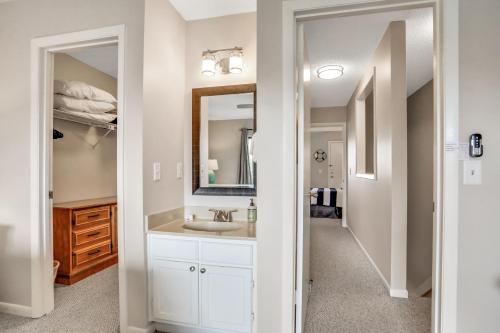 Ένα μπάνιο στο Ocean-view condo with 2 pools, beach access & private lanais