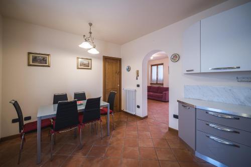 a kitchen and dining room with a table and chairs at Casa Gori in Lucca