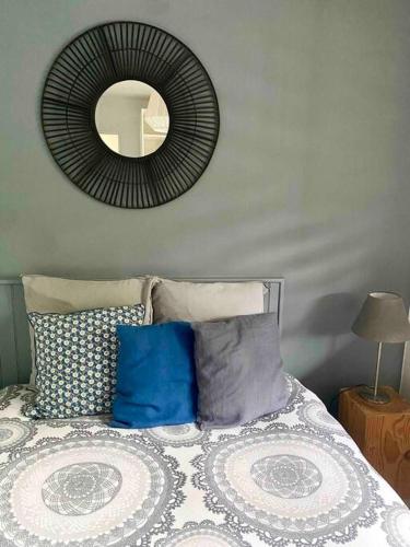 une chambre avec un lit avec un miroir au mur dans l'établissement APPARTEMENT-TERRASSE 300m plage ST PALAIS SUR MER, à Saint-Palais-sur-Mer