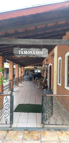 リメイラにあるChácara Tâmonamió - Casa de campo completa para sua família - WIFI fibraの建物の中のタモニョモを読む看板付きパティオ
