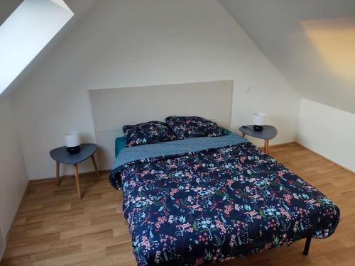 1 dormitorio con 1 cama y 2 mesitas de noche en Le cœur Valericain 4, en Saint-Valery-sur-Somme