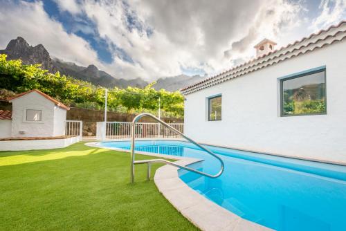 einen Pool im Hinterhof eines Hauses in der Unterkunft Villa Los Naranjos in Tenteniguada