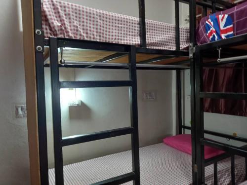 Bunk bed o mga bunk bed sa kuwarto sa Sleepwith me Hostel