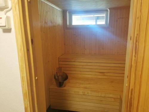 a sauna with a window and a bucket in it at Äppelgården in Sollebrunn